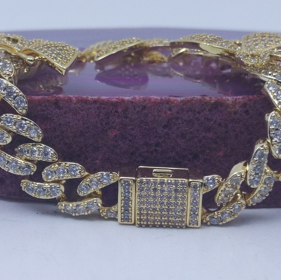 7" x 10mm Gold Butterfly Bracelet - Picture 7 of 8